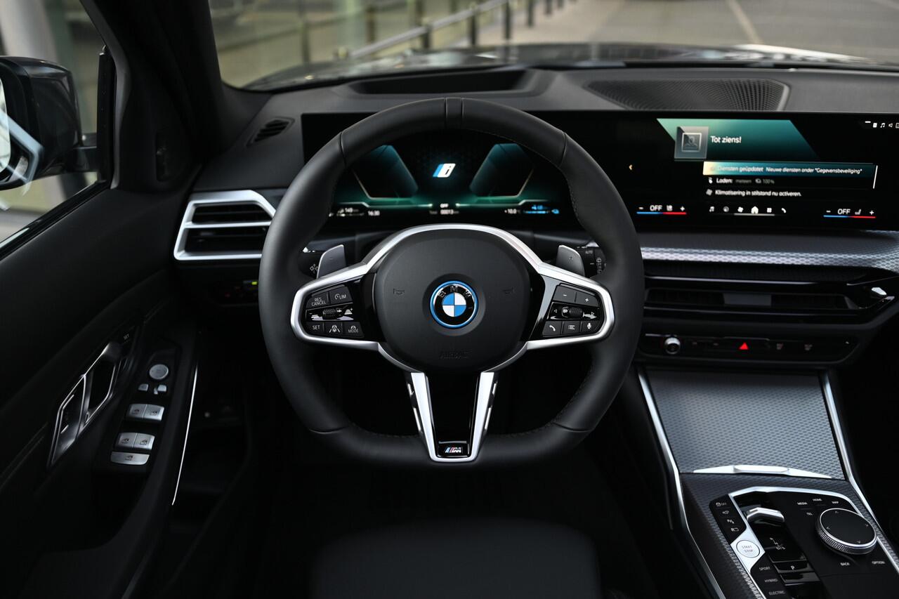 BMW 3-SERIE Touring 330e High Executive M Sport Automaat / Panoramadak / Trekhaak / Sportstoelen / M Adaptief onderstel / Adaptieve LED / Parking Assistant Plus / Comfort Access
