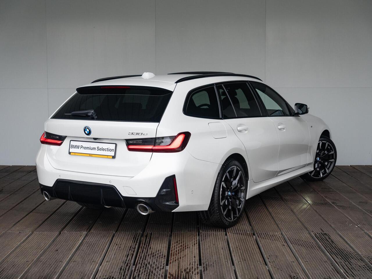 BMW 3-SERIE Touring 330e | M Sportpakket | Innovation Pack | Verwarmd Stuurwiel | Comfort Access | Panoramadak | Stoelverwarming | Harman Kardon | Trekhaak