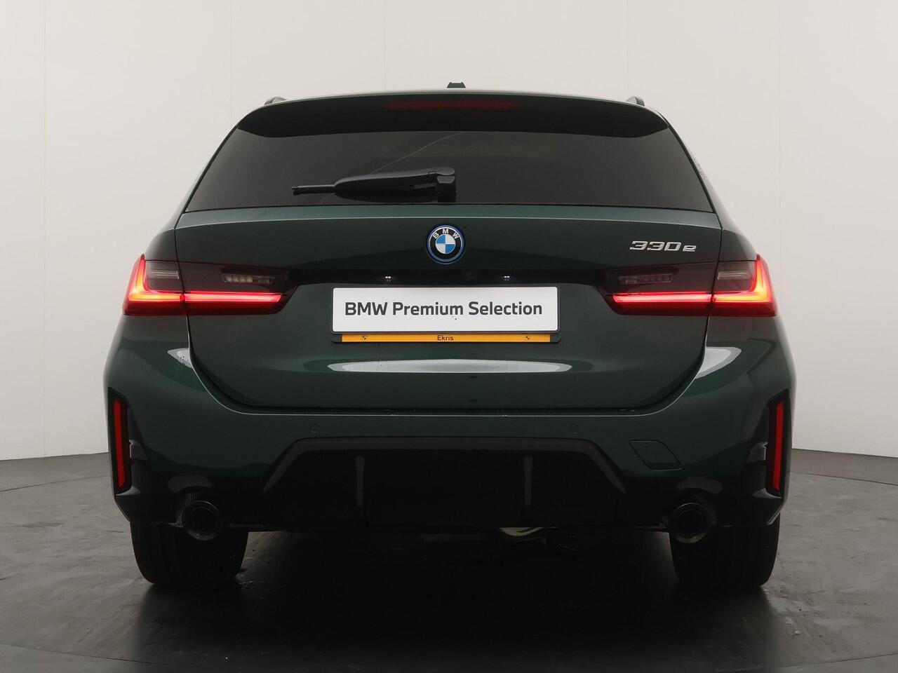 BMW 3-SERIE Touring 330e Individual Lak | M Sportpakket Pro | Innovation Pack | Comfort Pack | Trekhaak | Panoramadak