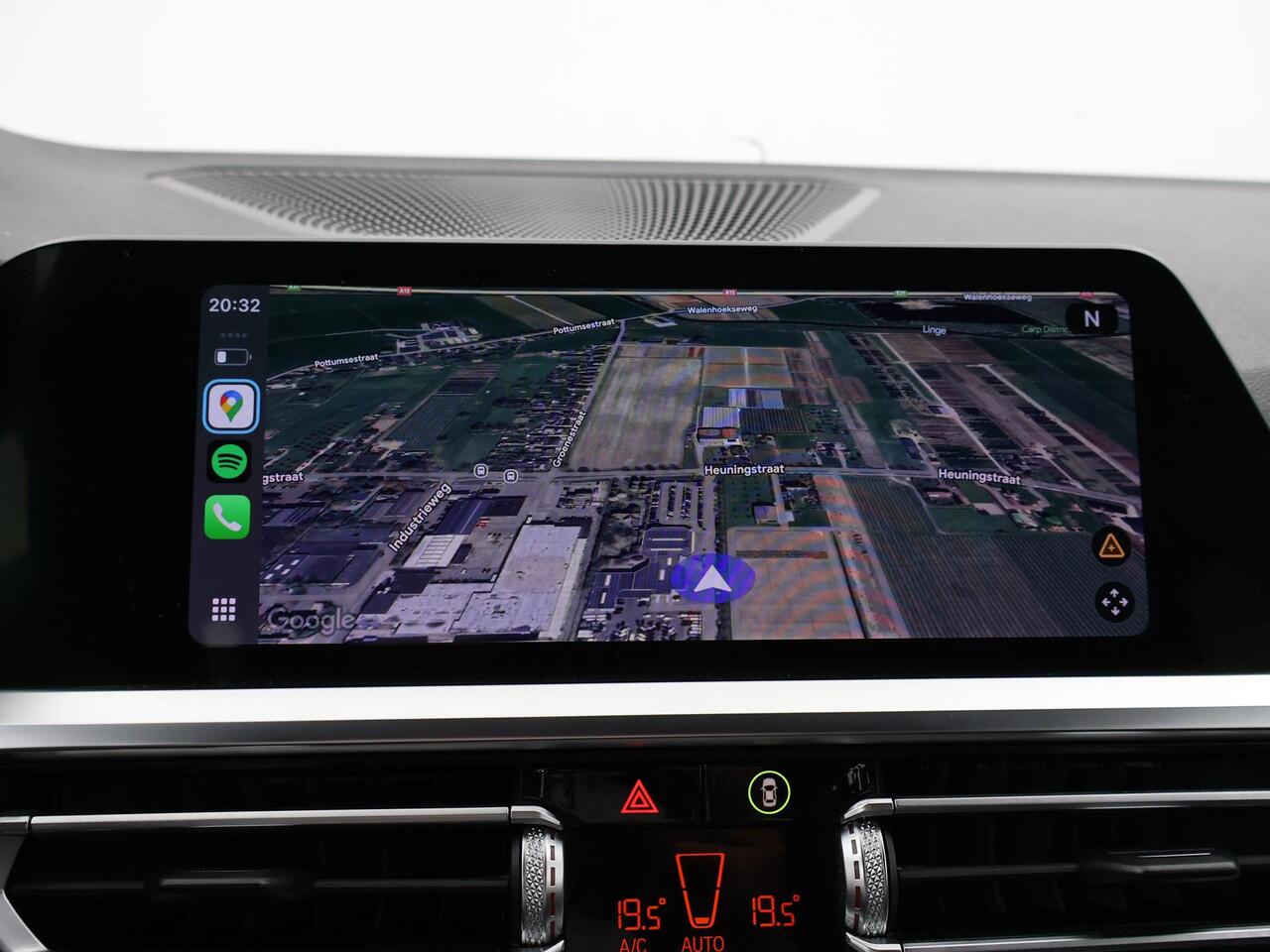 BMW 3-SERIE Touring 318i AUT. M-SPORT DRAVITGRAU + SPORTSTOELEN | CAMERA | MEMORY | HIFI | SFEERVERLICHTING | CARPLAY