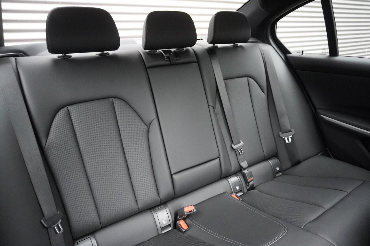 BMW 3-SERIE Sedan 330e M Sportpakket | Comfort Pack | Glazen Panoramadak | Trekhaak | 18 inch LM M Dubbelspaak