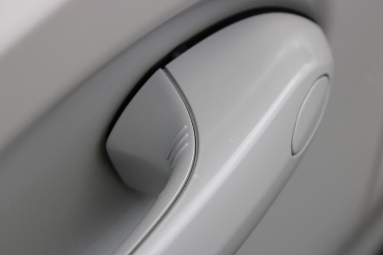 BMW 3-SERIE Touring 330i xDrive High Executive M Sport Automaat / Panoramadak / Trekhaak / Sportstoelen / Comfort Access / Adaptieve LED / Parking Assistant Plus