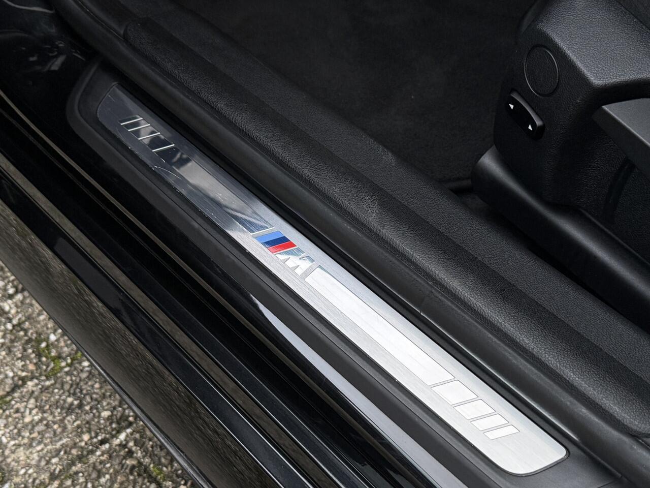 BMW 3-SERIE Touring 318i | M-Sport | 19" | HiFi | Camera | Elek. Trekhaak | Shadow Line + | Getint Glas