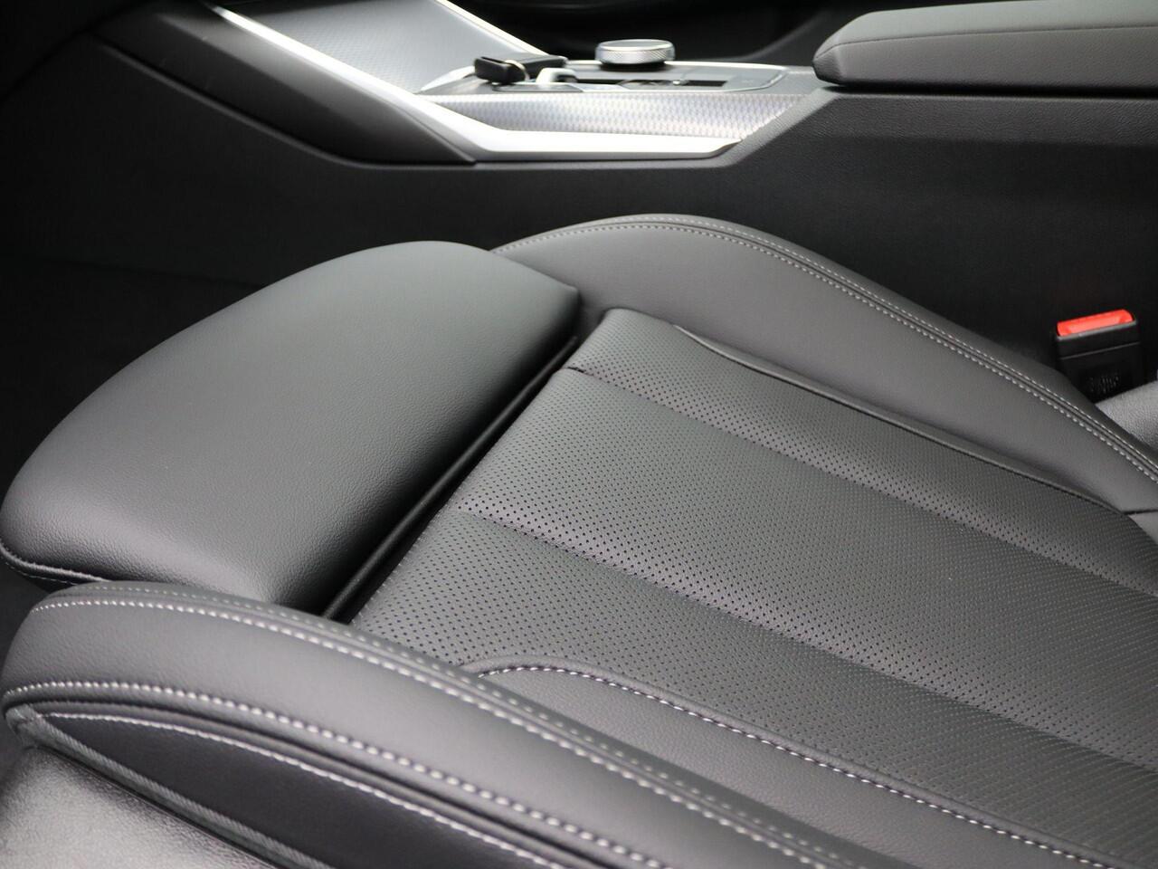 BMW 3-SERIE Sedan 330e M Sportpakket Pro | Comfort Pack | Comfort Access | Achteruitrijcamera | Schuifdak | Adaptieve LED | Harman Kardon | 19''