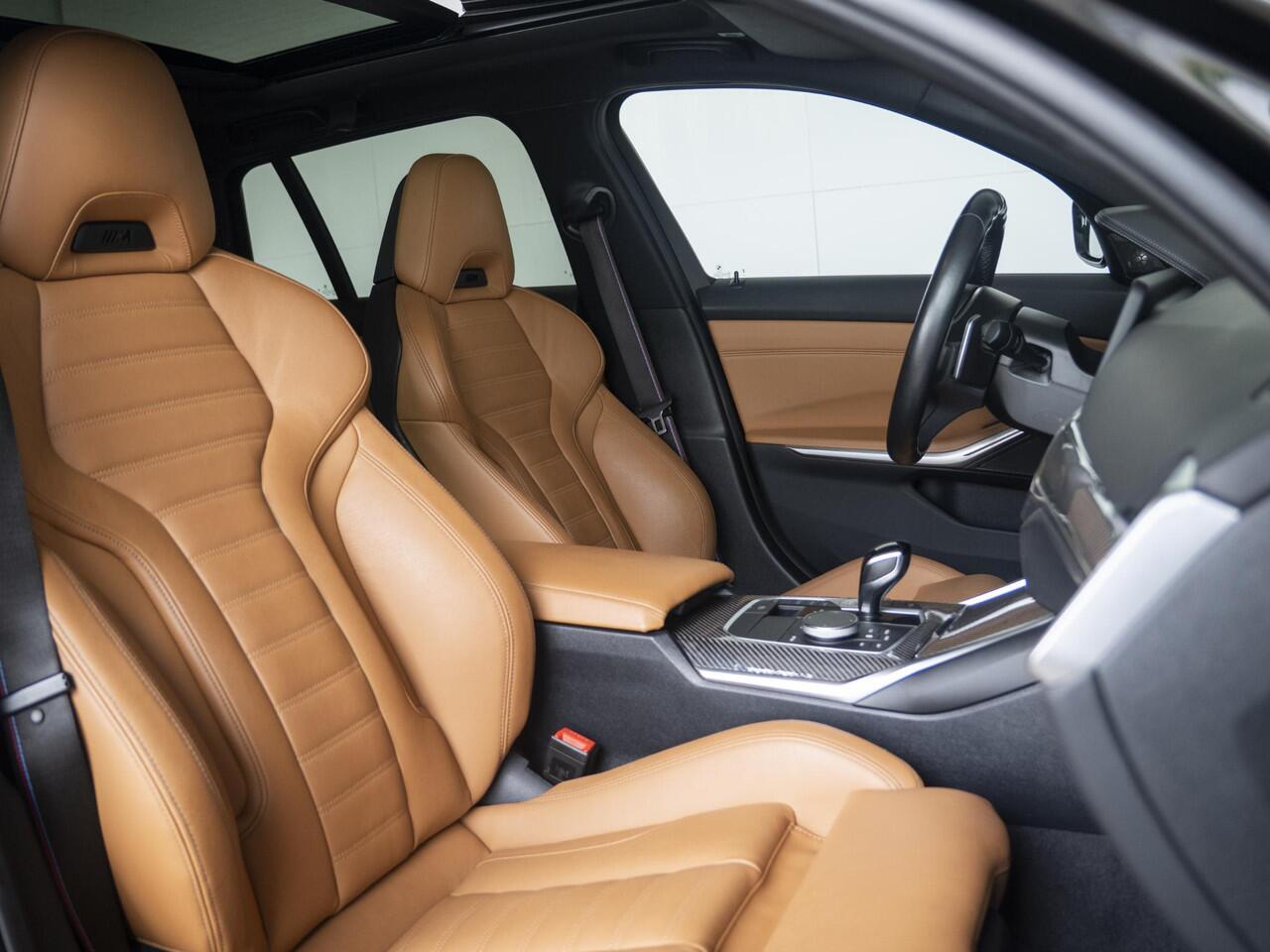 BMW 3-SERIE Touring M340i xDrive | Innovationspakket | Parking Assistant | Verwarmd Stuurwiel | Comfort Access | Achteruitrijcamera | Harman Kardon | Panoramadak | Head-Up Display | 19'' | Trekhaak