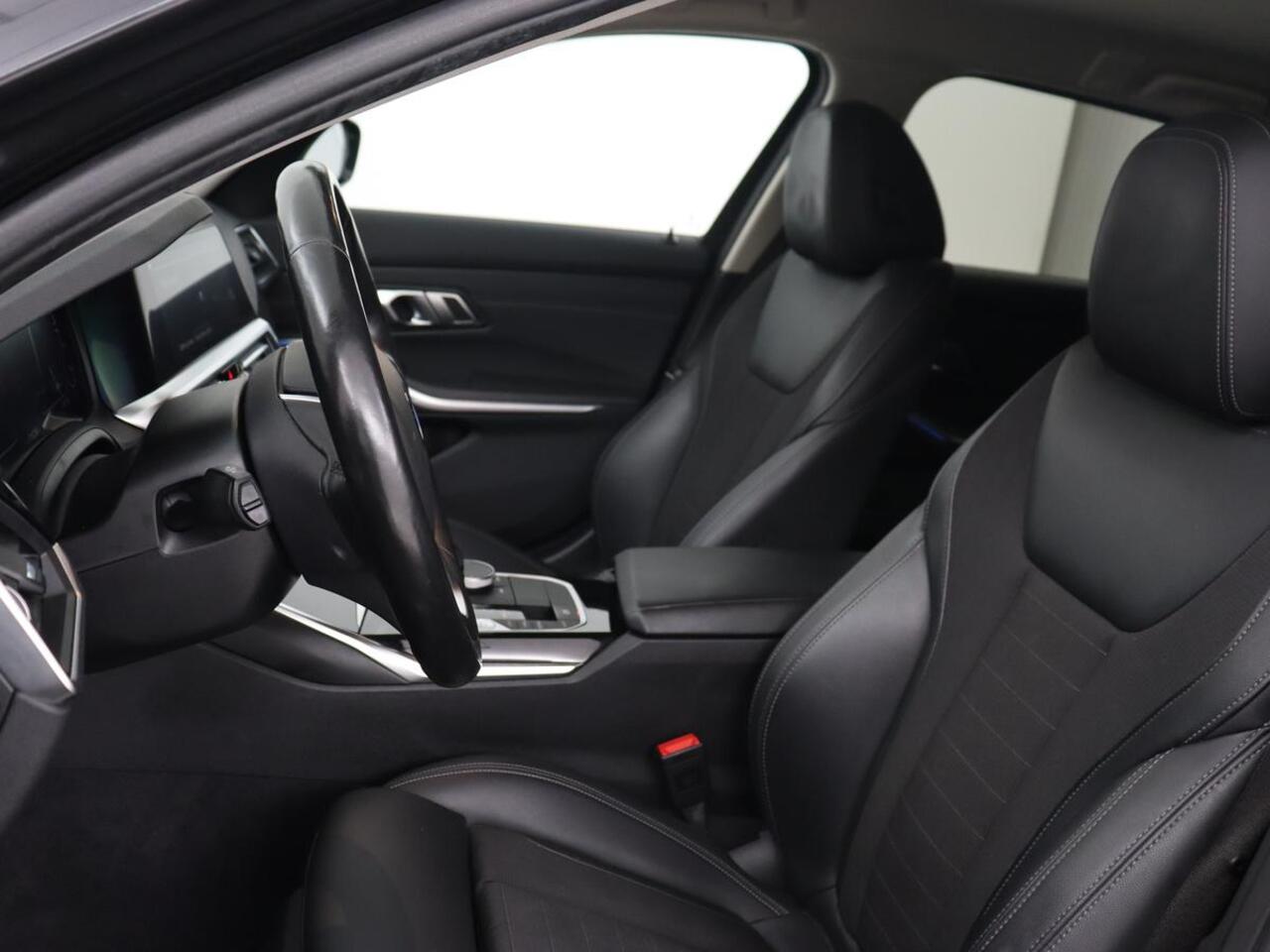 BMW 3-SERIE Touring 330e | Trekhaak | Half Leder | Stoel & Stuurverwarming | Sfeerverlichting | Carplay | Sportstoelen | Navigatie | Cruise Control | Parkeerhulp | Live Cockpit | PHEV | Plug In