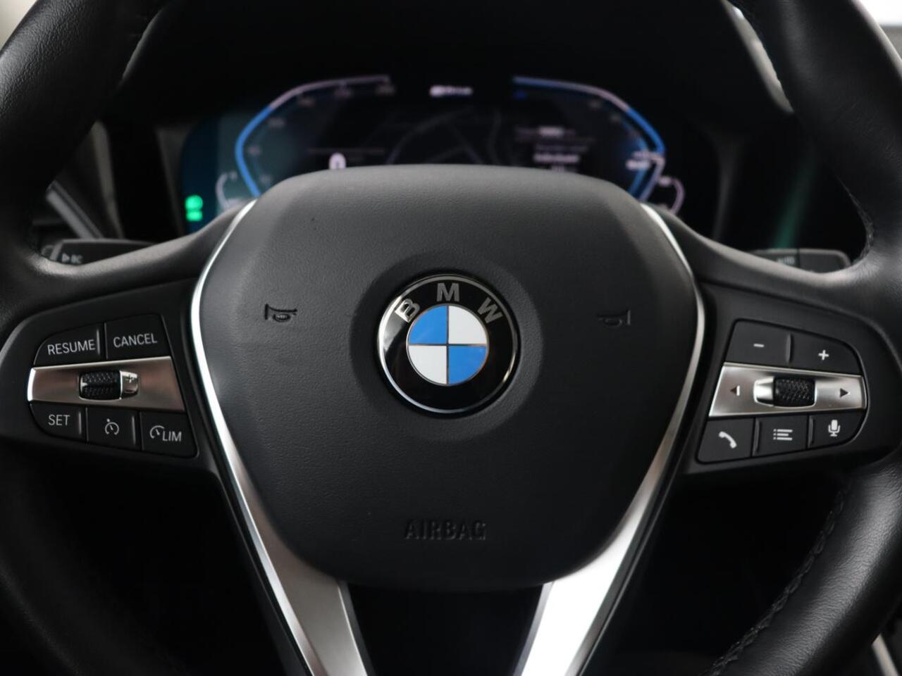 BMW 3-SERIE 330e Sport Line | Stoelverwarming | Carplay | Sportstoelen | Half leder | Camera | Navigatie | Live Cockpit | DAB | Full LED | Park Assist | Navigatie | Climate control | PHEV | Plug In