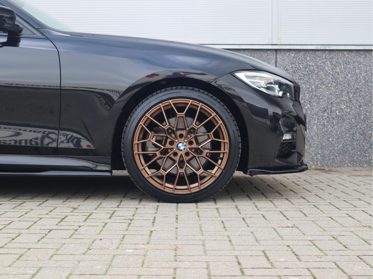 BMW 3-SERIE M-Sport 19inch / SOH91% / Glazen dak / HiFi / 50 Jahre / Camera / M Performance