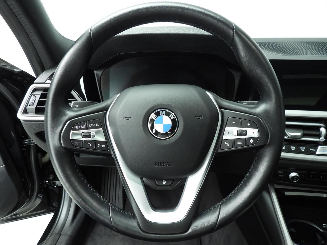 BMW 3-SERIE Touring 318i | Laserlicht | Leder | Navigatie | Schuifdak | Elektr. zetels | Shadow line | DAB | Alu 17 inch