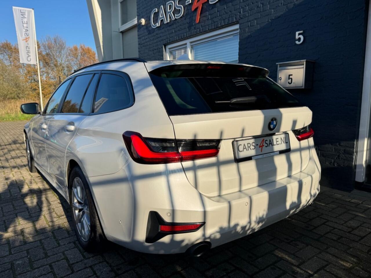 BMW 3-SERIE 318I Touring Autom. Business Edit. + Camera + Led + Navi + D-glas