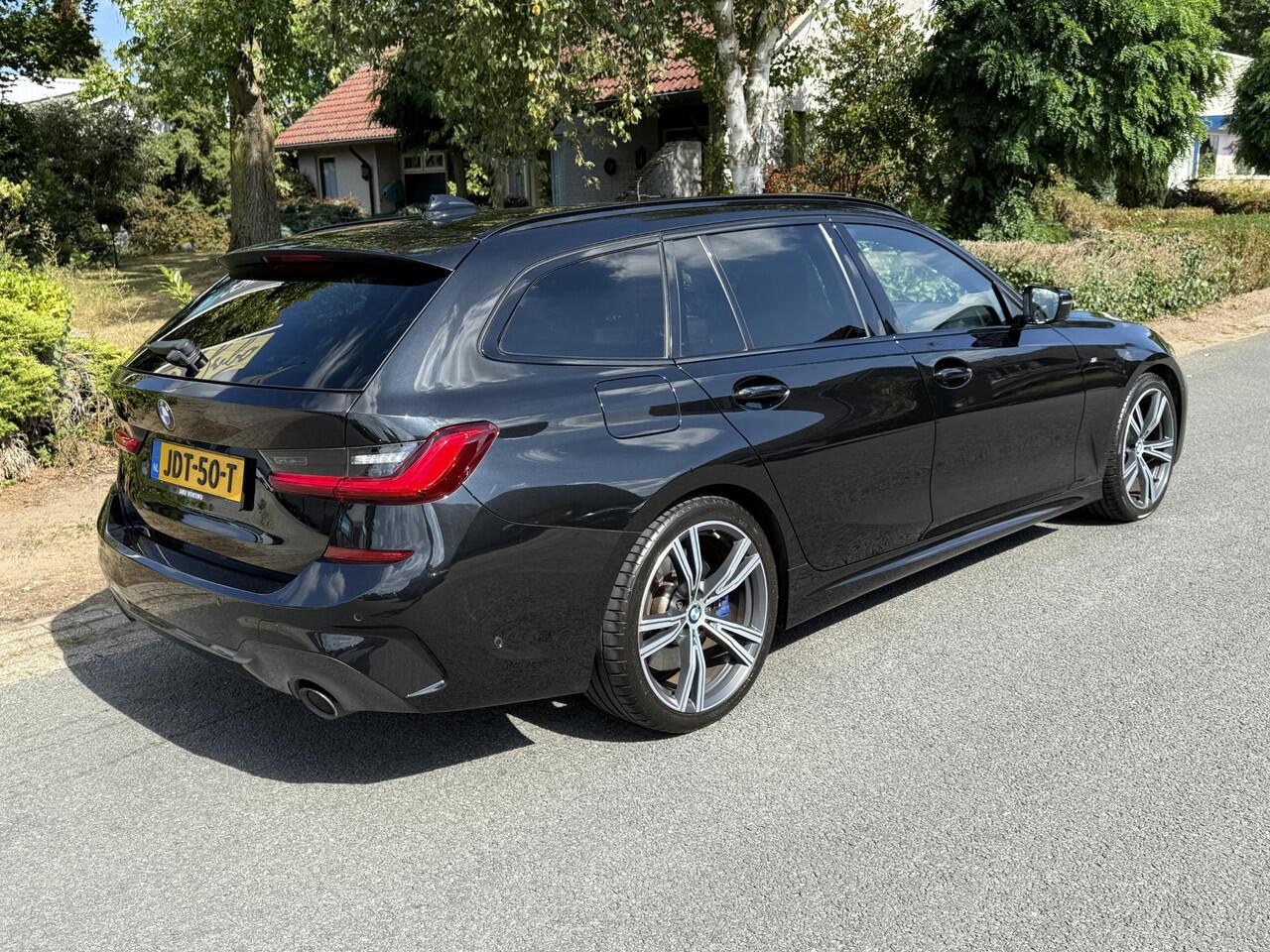 BMW 3-SERIE 330i Touring M-Sport 258PK ACCoPanooTrekhaakoLaser