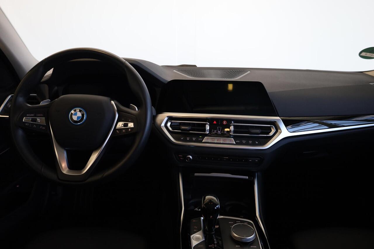 BMW 3-SERIE Sedan 330e xDrive | koplampen adaptief | High Executive | Head-up display | Schuif-kantel dak | Elektr stoelen met geheugen |