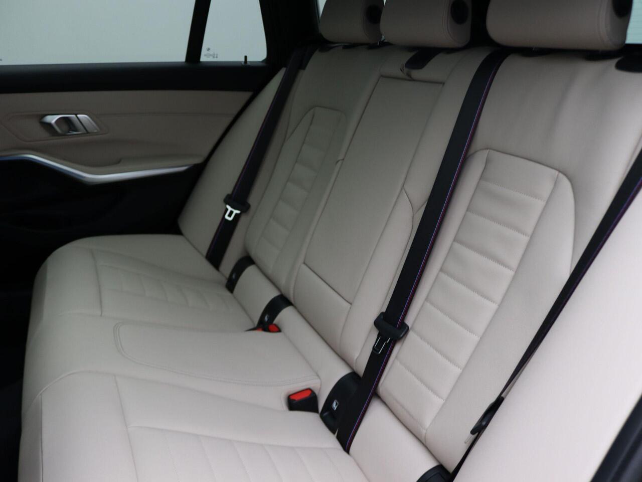 BMW 3-SERIE Touring 330e Individual Lak | M Sportpakket Pro | Innovation Pack | Comfort Pack | Trekhaak | Panoramadak