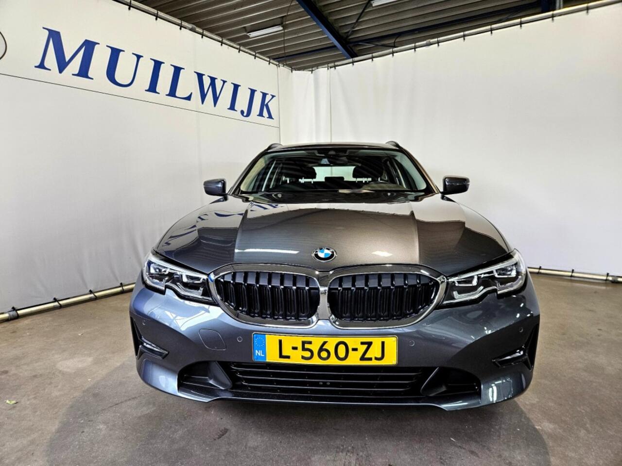 BMW 3-SERIE Touring 320i Business Edition / Trekhaak / Full LED / NL Auto