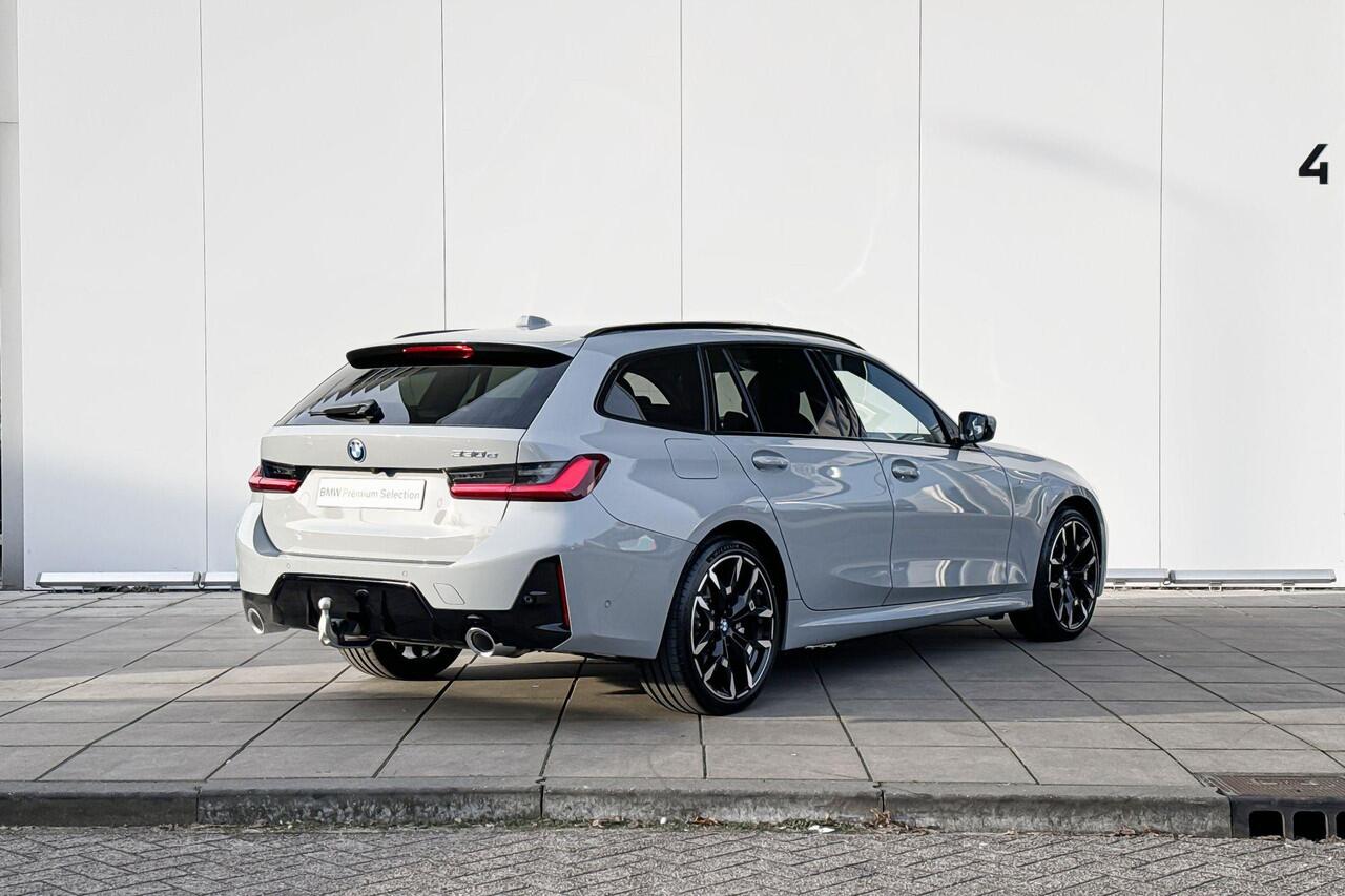BMW 3-SERIE Touring 330e M-Sport / Glazen Schuifdak / Harman Kardon / Head-Up / Parking Assistant Plus / Trekhaak Zwenkbaar / Adaptieve LED koplampen / Stuurwielverwarming