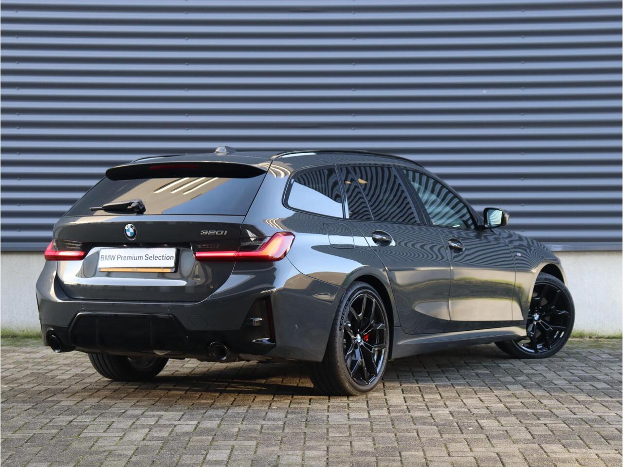 BMW 3-SERIE Touring 320i | M Sportpakket Pro | Panodak | Trekhaak | Head-Up | Driving Assistant Prof. | Harman Kardon | Comfort Access | Verwarmd Stuurwiel | 19'' LMV
