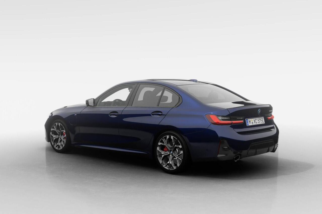 BMW 3-SERIE Sedan 330e | M Sport Pro | Comfort Pack | Elektrisch bediend glazen schuif-/kanteldak | Active Cruise Control