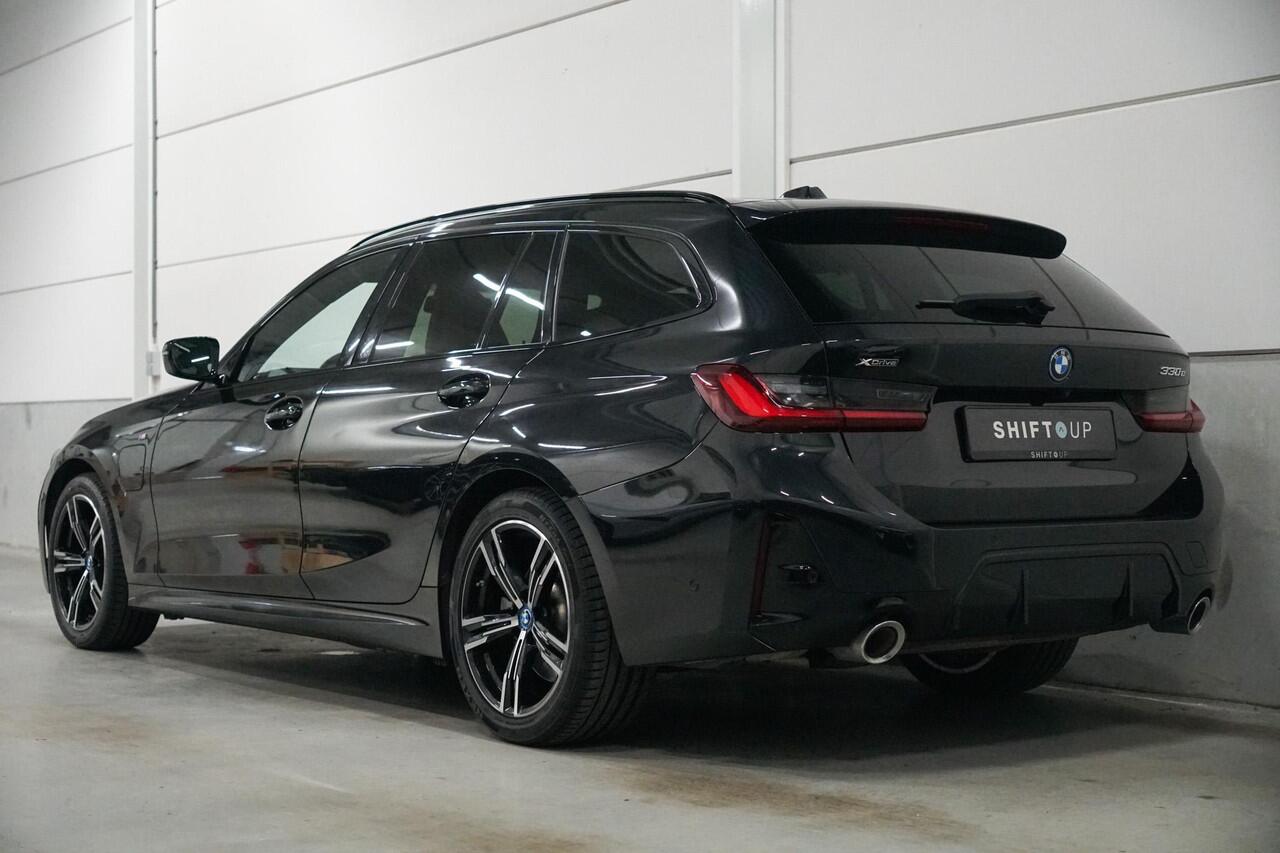 BMW 3-SERIE Touring 330e xDrive M-Sport | Panoramadak | M Stoelen | Comfort Access