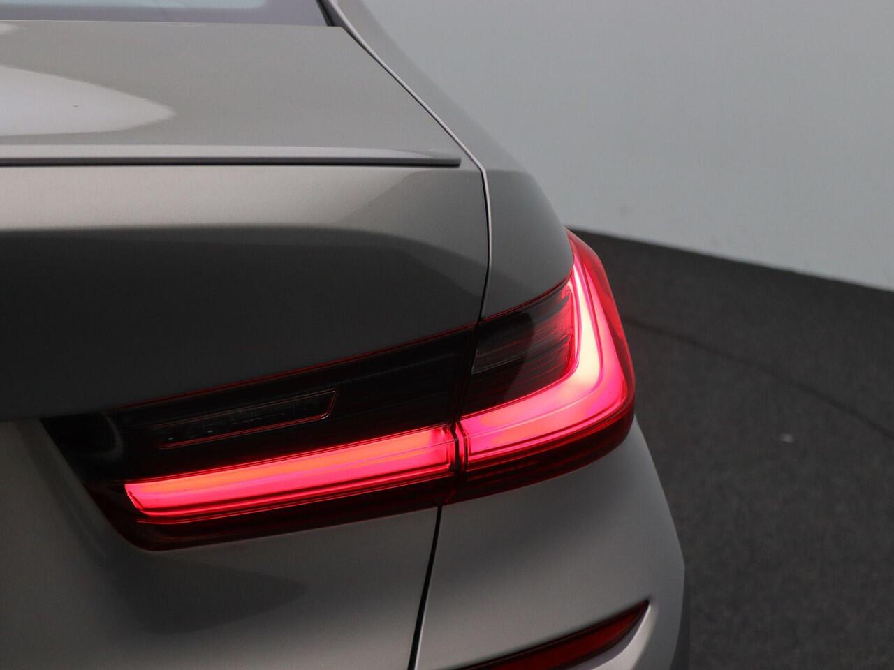 BMW 3-SERIE Sedan 330i High Executive | M Sportpakket | Audio Media Pack | Parking Pack | Safety Pack | BMW Personal CoPilot Pack | Trekhaak | Schuifdak | Elektrisch Verstelbare Voorstoelen | Driving Assistant Professional | Harman Kardon | 19''