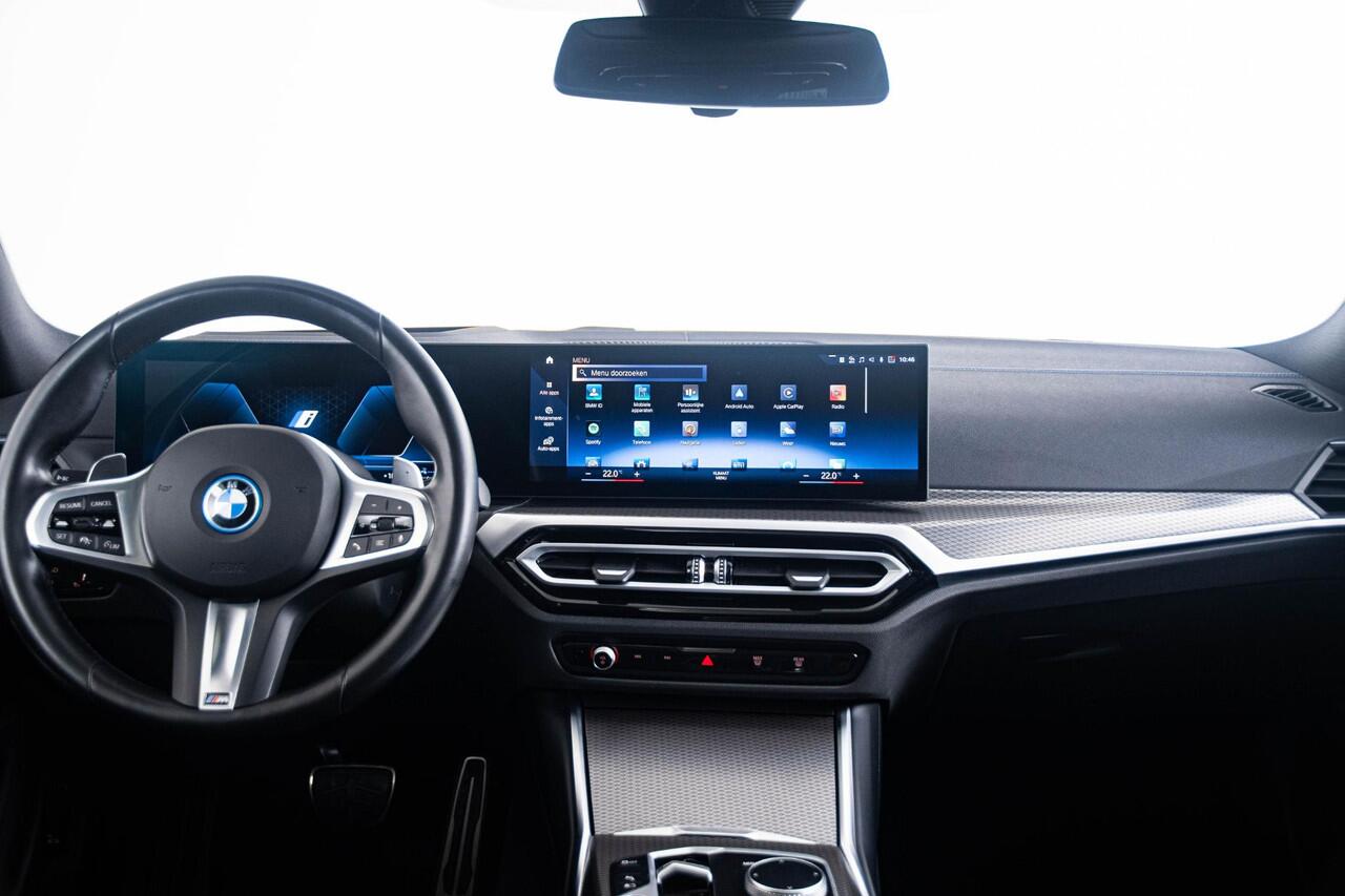BMW 3-SERIE Touring 330e xDrive M Sport Pro - Panoramadak - Parking/Driving Assistant - Hifi - Active Cruise Control - Comfort Access - Elektrisch verwarmde/verstelbare stoelen - Getinte ruiten - Zonneschermen -