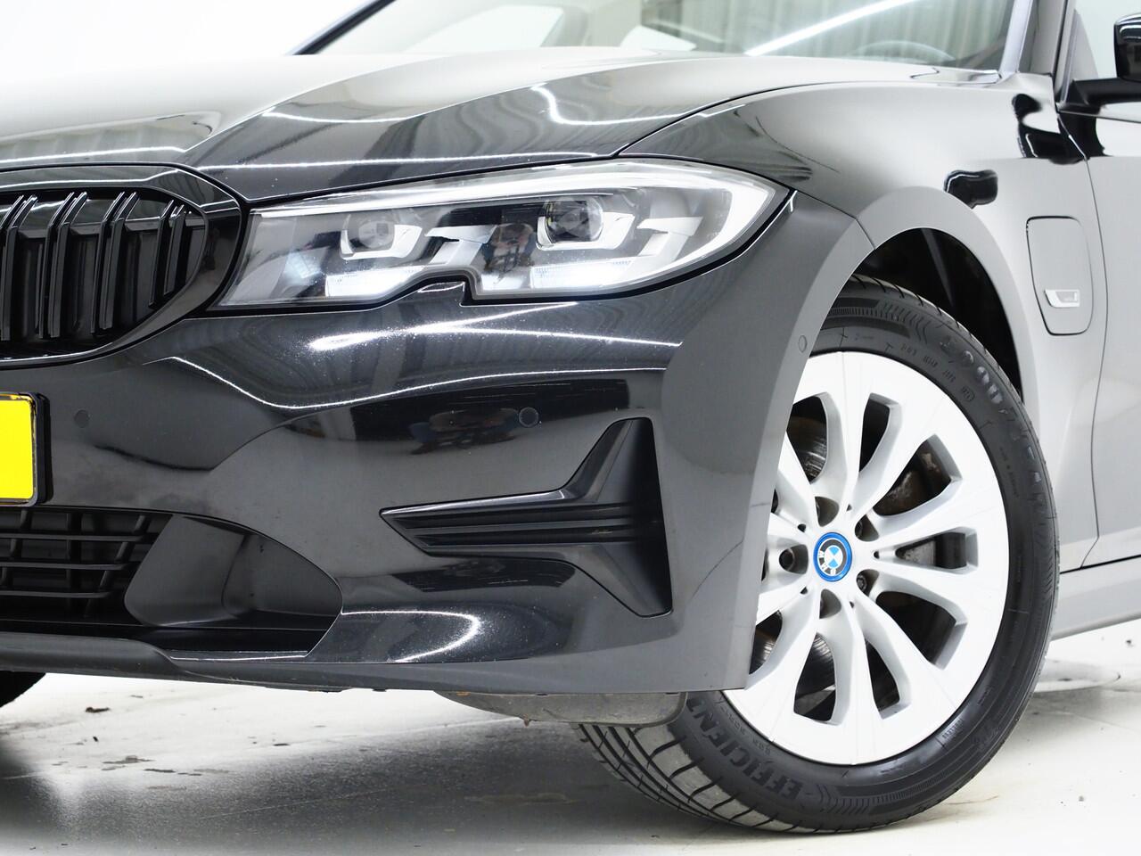 BMW 3-SERIE Touring 320e Shadow Line | Camera | Trekhaak | Leder | Virtual | Cruise | DAB | LED | Carplay
