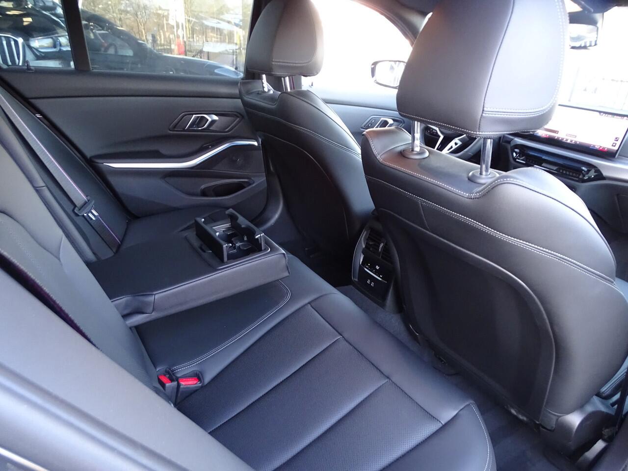 BMW 3-SERIE 330e M Sport Pro. Elek.Trekhaak Active-Cruis Head-up Driv.Ass. Innovation Pack Park.plus HiFi 19"LM Velgen