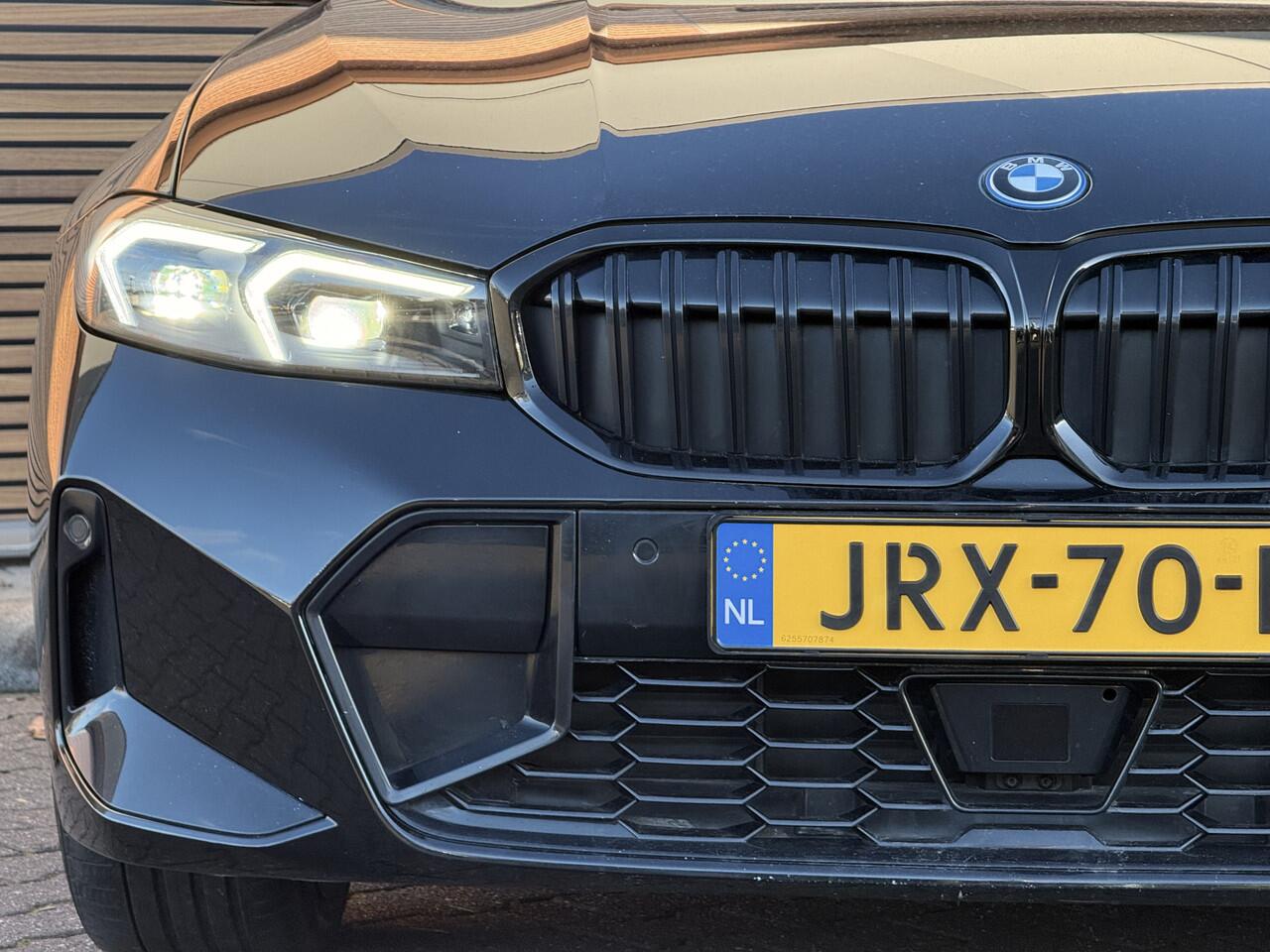 BMW 3-SERIE Touring 330e Panoramadak / HUD / Leer / Stoelverwarming