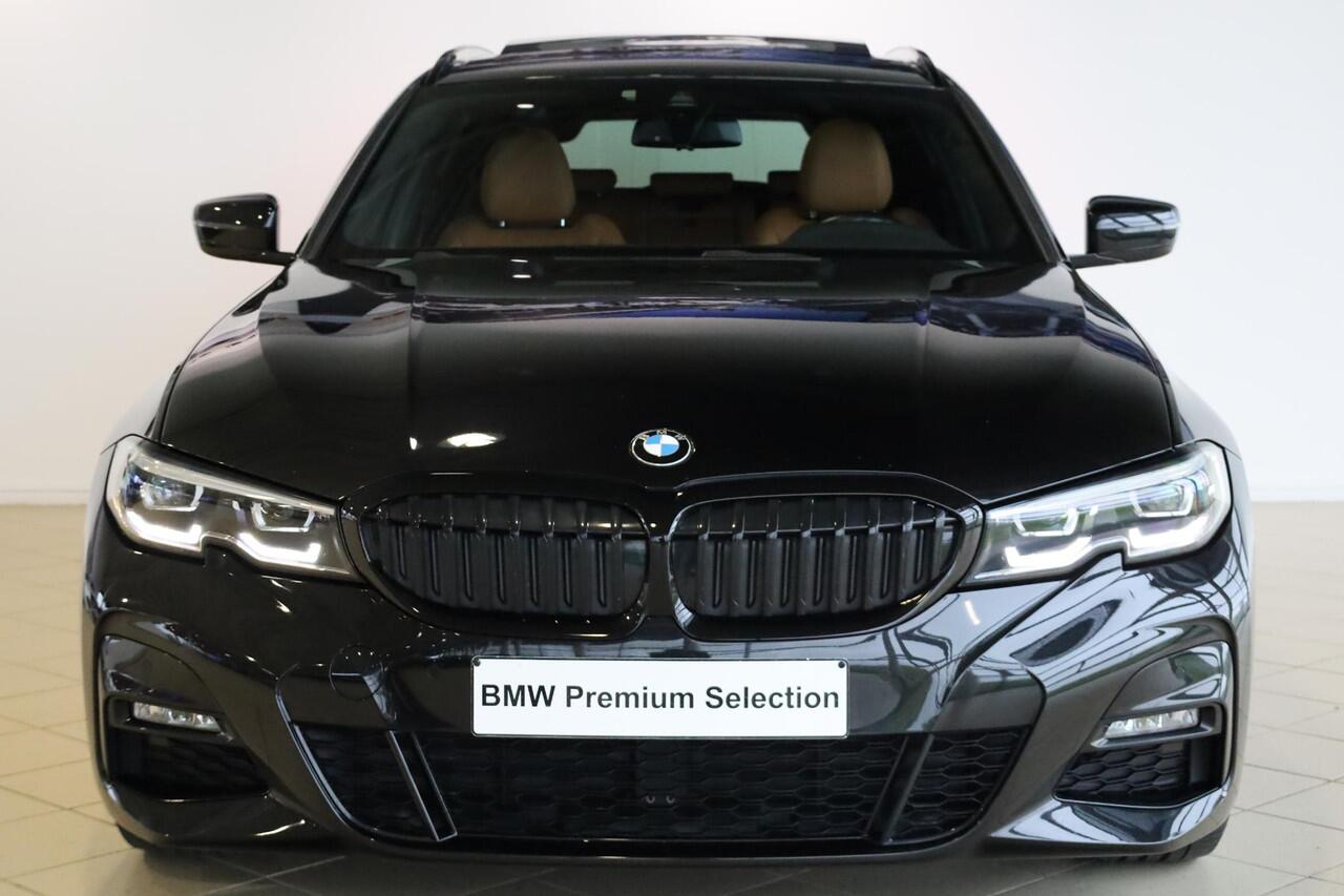 BMW 3-SERIE Touring 318i High Executive | M Sport | Elektrische Trekhaak | Glazen panoramadak | Achteruitrijcamera | HiFi | Shadowline