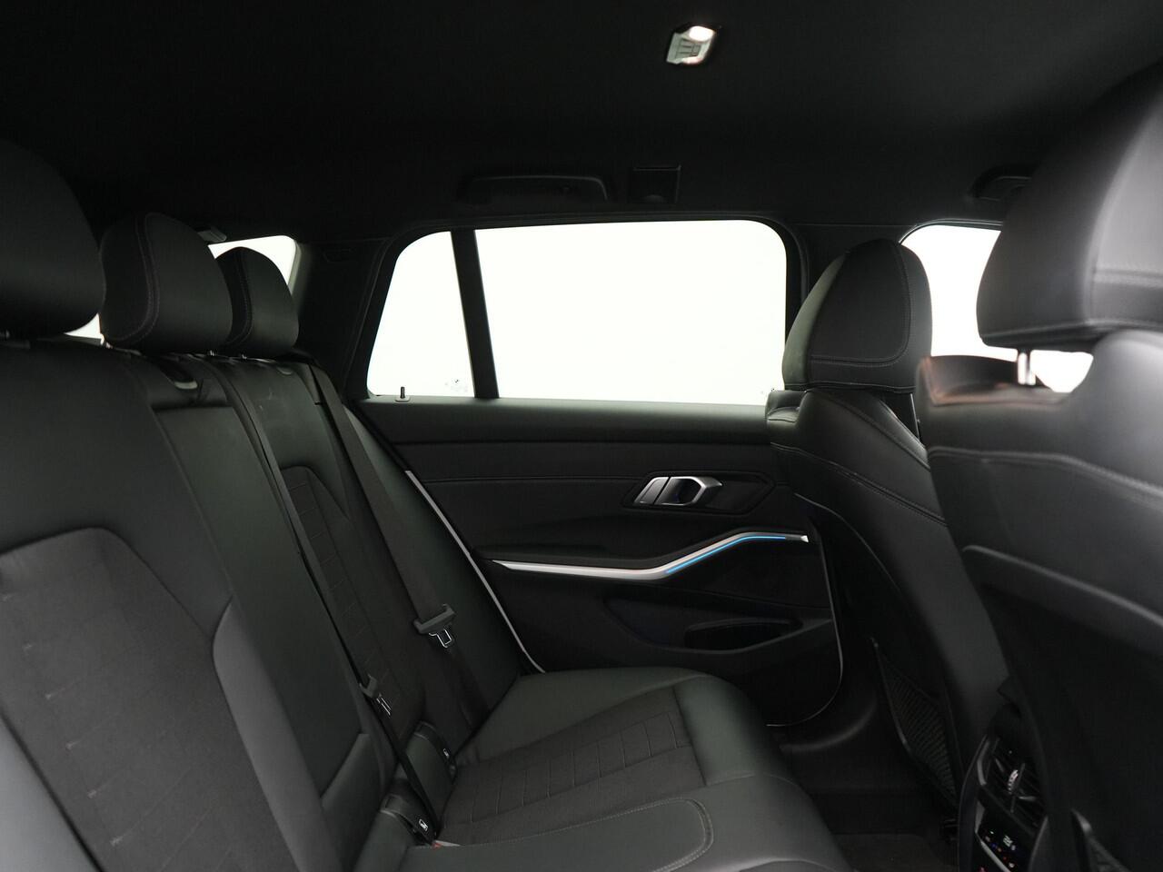 BMW 3-SERIE Touring 330i Sportline 259pk Dealer O.H. | Trekhaak Af Fabriek | Lederen Sportstoelen Verwarmd | Apple Carplay | Sfeerverlichting | Cruise Control | Navigatie | Virtual | 18"L.M |