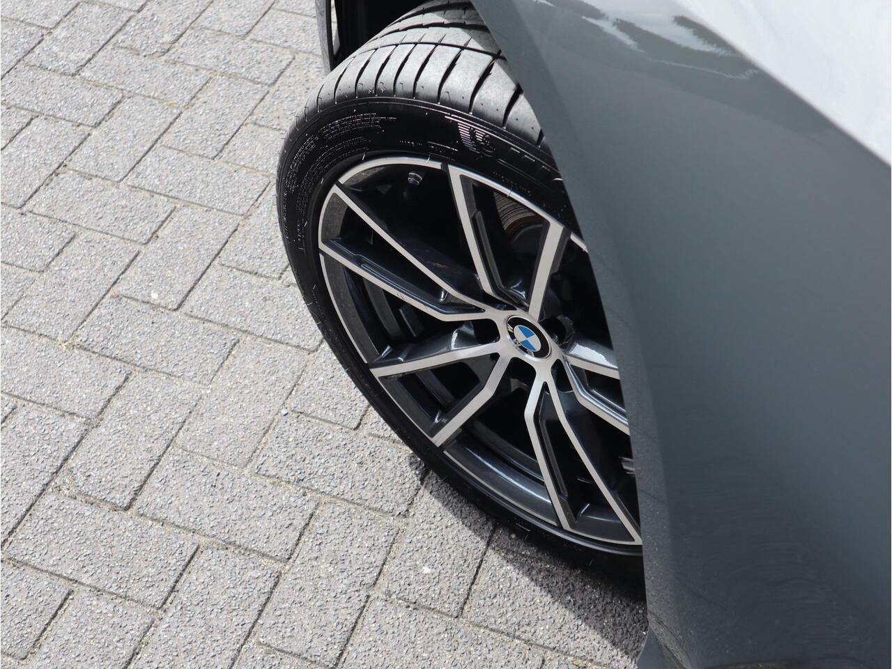 BMW 3-SERIE Touring Executive Sport Line Automaat / Live Cockpit Professional / Trekhaak / Panoramadak / Apple CarPlay / 18 Inch / Hifi / LED / Shadow Line