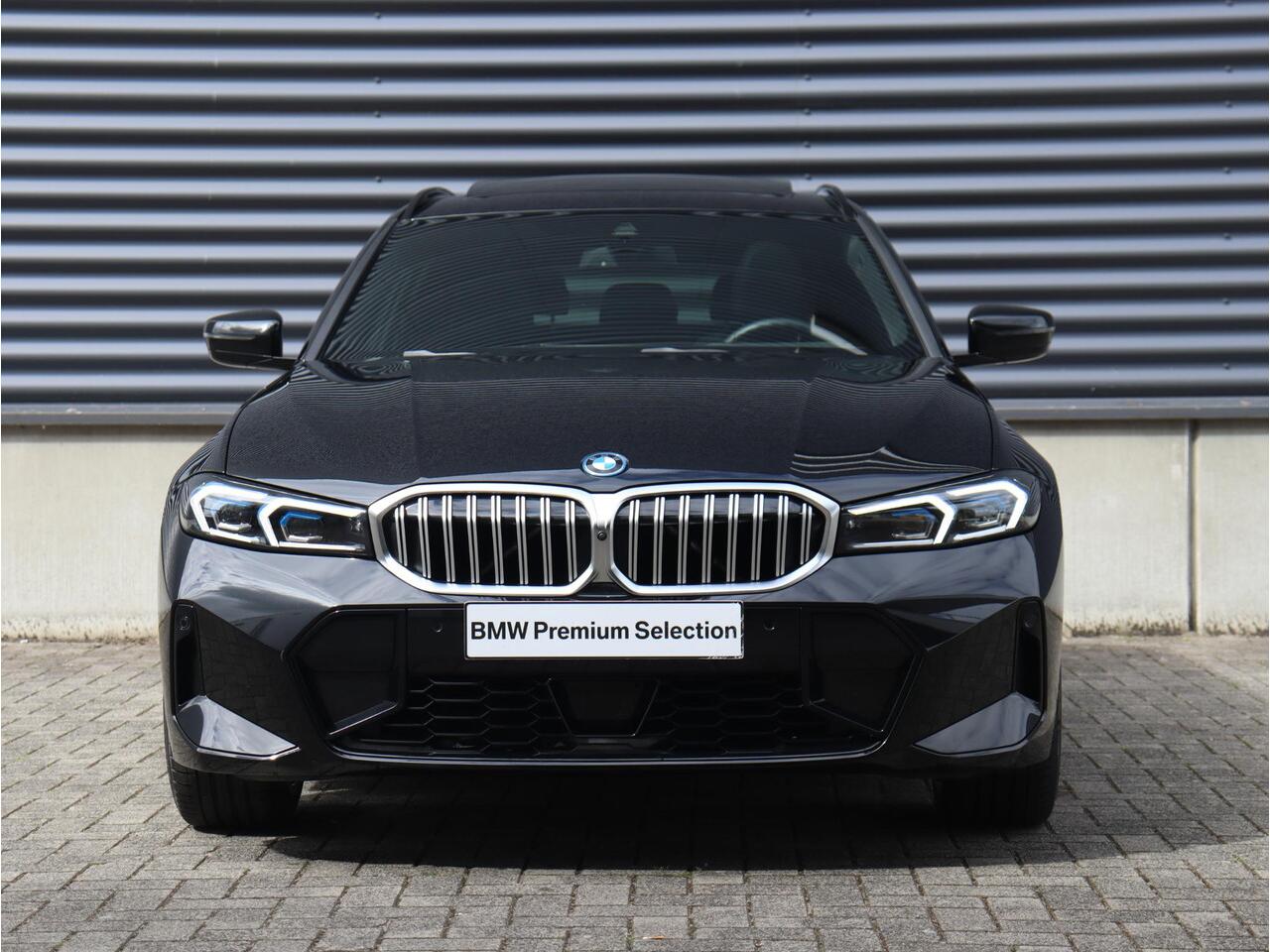 BMW 3-SERIE Touring 330e xDrive | High Executive | M Sportpakket | Panodak | Harman Kardon | Elektr. Voorstoelen | Head-Up | Driving Assistant | Adaptive Cruise Control | Parking Assistant Plus | Comfort Access | 19'' LMV