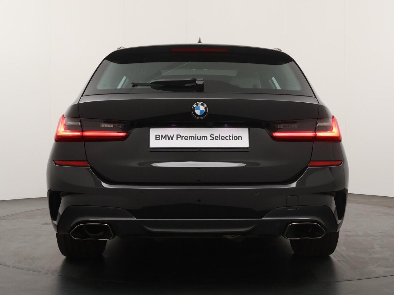 BMW 3-SERIE Touring M340i xDrive | Trekhaak | Head-Up | Panoramadak | Elektrische stoelen | Harman Kardon |