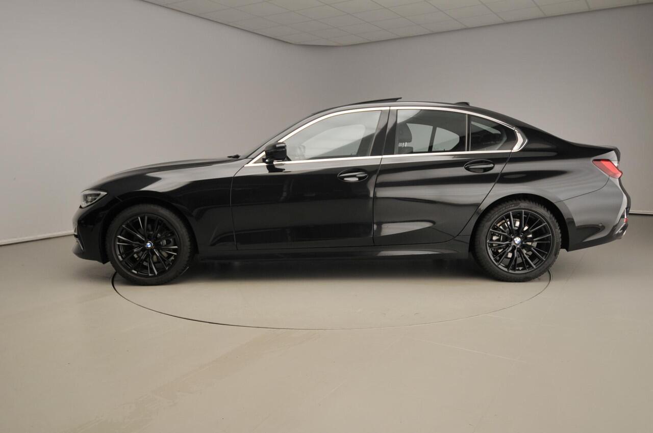 BMW 3-SERIE Sedan 320i | LED | Navigatie | Schuifdak | Sportstoelen | Clima | PDC | DAB | Alu 18 inch