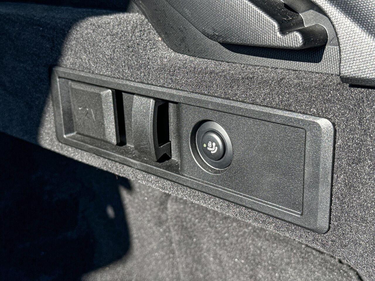 BMW 3-SERIE Touring 318i M-Sport 18 Inch / Electrische Zwenkhaak / Binnen & Buitenspiegel Automatisch Dimmend / Stoelverwarming