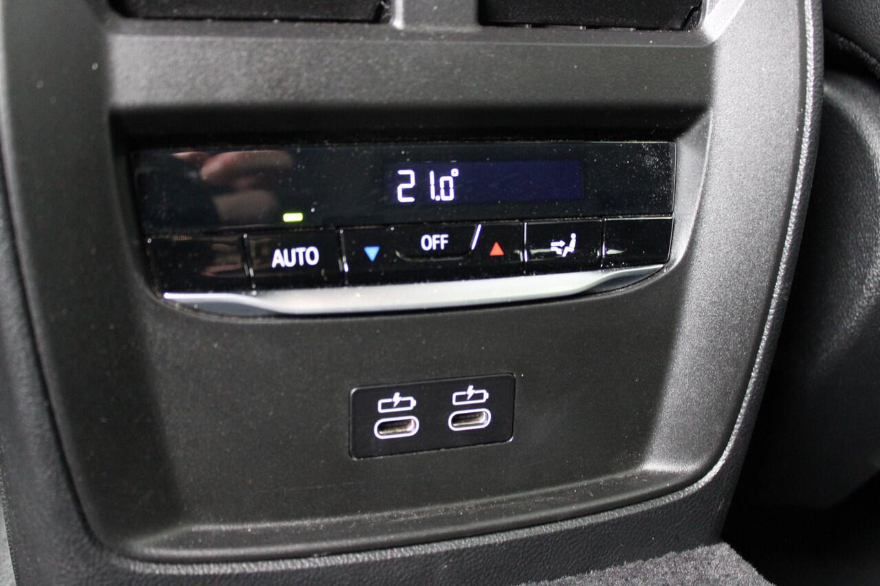 BMW 3-SERIE Touring 330e M Sport Automaat / Trekhaak / Achteruitrijcamera / Sportstoelen / Comfort Access / Active Cruise Control / M Adaptief onderstel