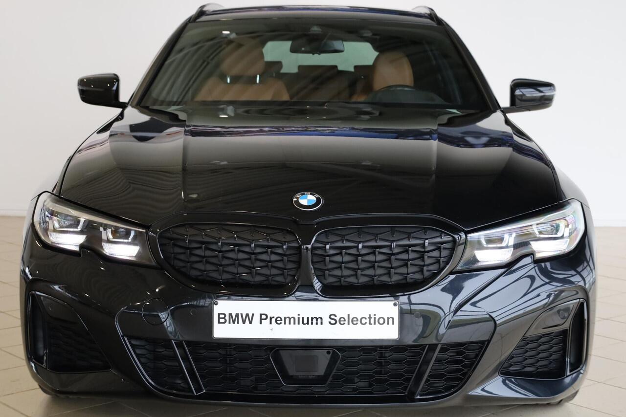 BMW 3-SERIE M340iA xDrive Touring | Head-Up Display | Stuurverwarming | Voorstoelen Verwarmd | Trekhaak