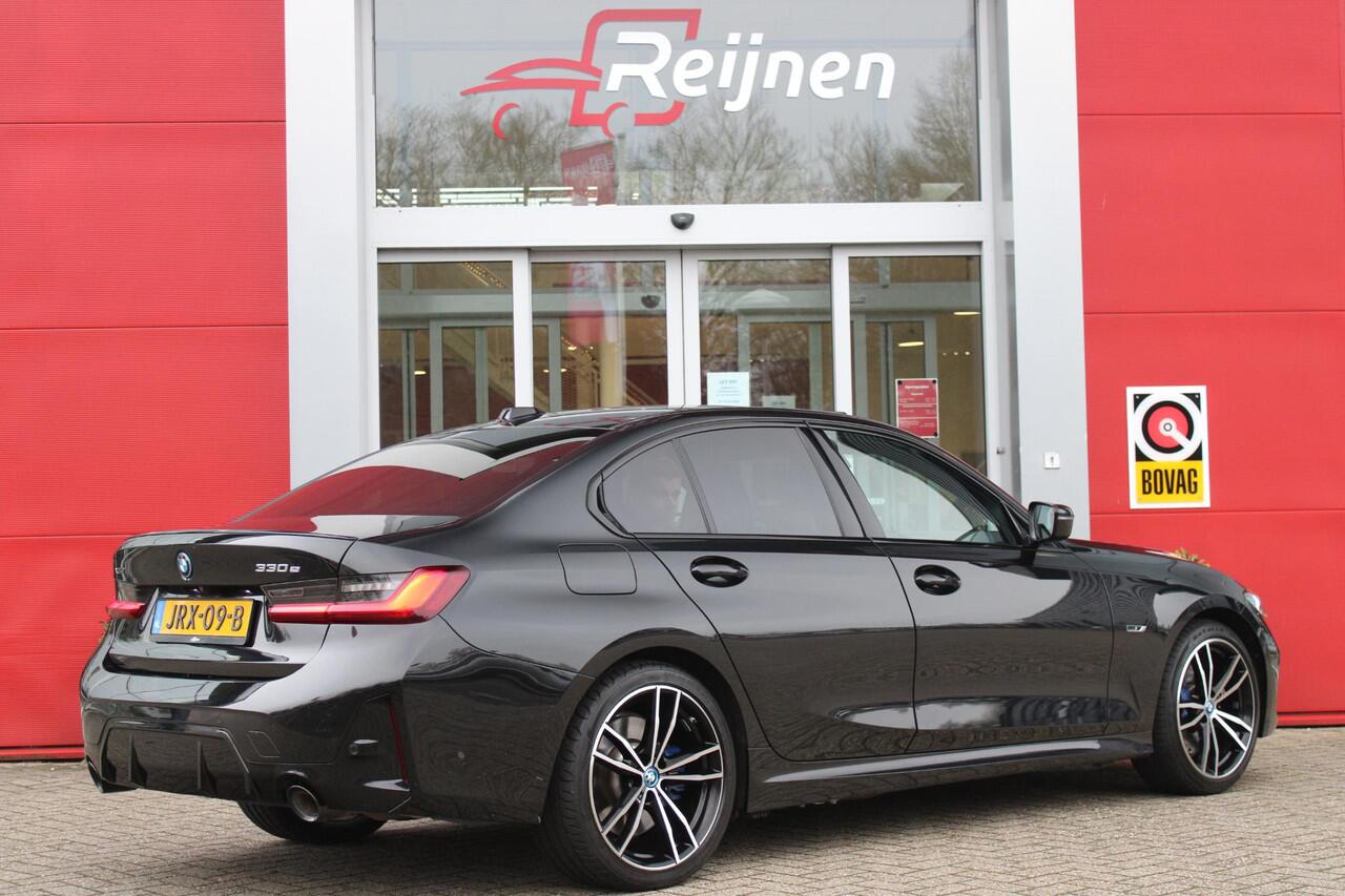 BMW 3-SERIE 330e 292PK xDRIVE | PANORAMISCH SCHUIF/KANTEL DAK | M-SPORT PRO-PAKKET | M-SPORT REMMEN UITGEVOERD IN DONKERBLAUW MET M LOGO | BMW LIVE COCKPIT PROFESSIONAL | CURVED DISPLAY |DRIVING ASSISTANT INCL. HEAD-UP DISPLAY | PARKING ASSIST INCL. ACHTERUITRIJCAMER