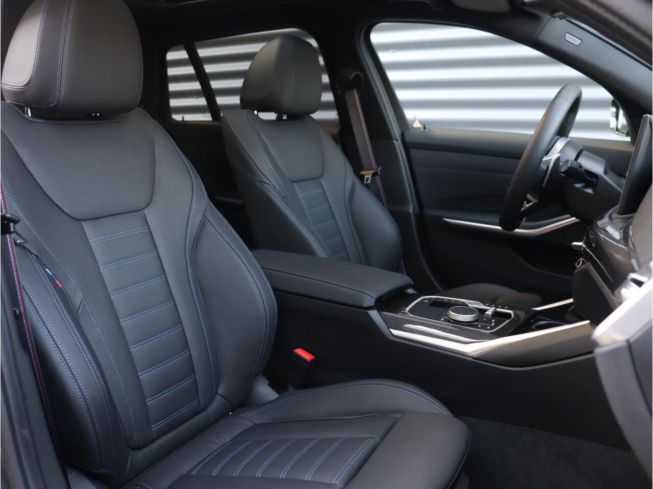 BMW 3-SERIE Touring 320i | M Sportpakket Pro | Panodak | Trekhaak | Head-Up | Driving Assistant Prof. | Harman Kardon | Comfort Access | Verwarmd Stuurwiel | 19'' LMV