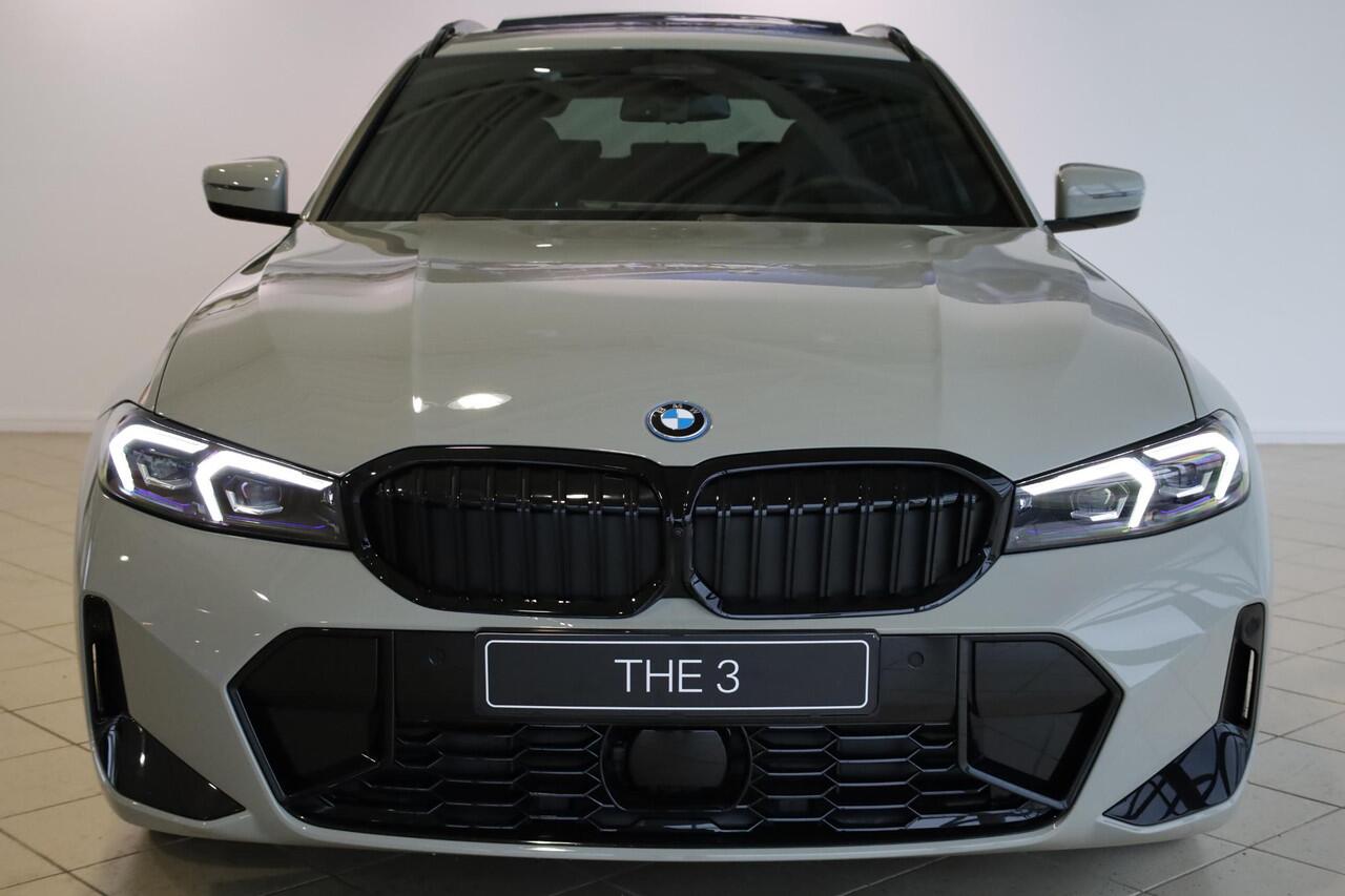 BMW 3-SERIE Touring 330e Individual Lak | M Sportpakket Pro | Innovation Pack | Comfort Pack | Panoramadak | Trekhaak