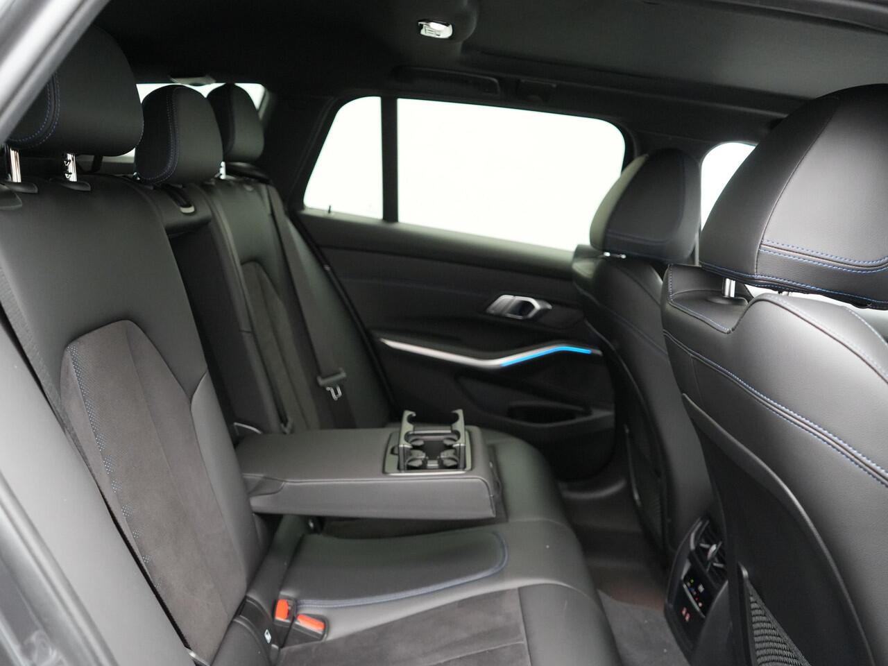 BMW 3-SERIE Touring 330e M Sport Plug In Hybrid 293pk Dealer O.H PHEV | Trekhaak Af Fabriek | Panodak | Head Up | Adaptive Cruise | Apple Carplay | Sfeerverlichting | Alcantara Sportstoelen Verwarmd | Navigatie | Virtual | DAB |