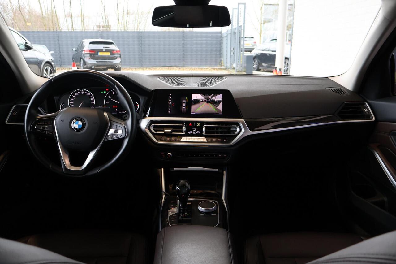 BMW 3-SERIE 320i High Executive | Luxury Line | Voorstoelen Verwarmd | Apple Carplay
