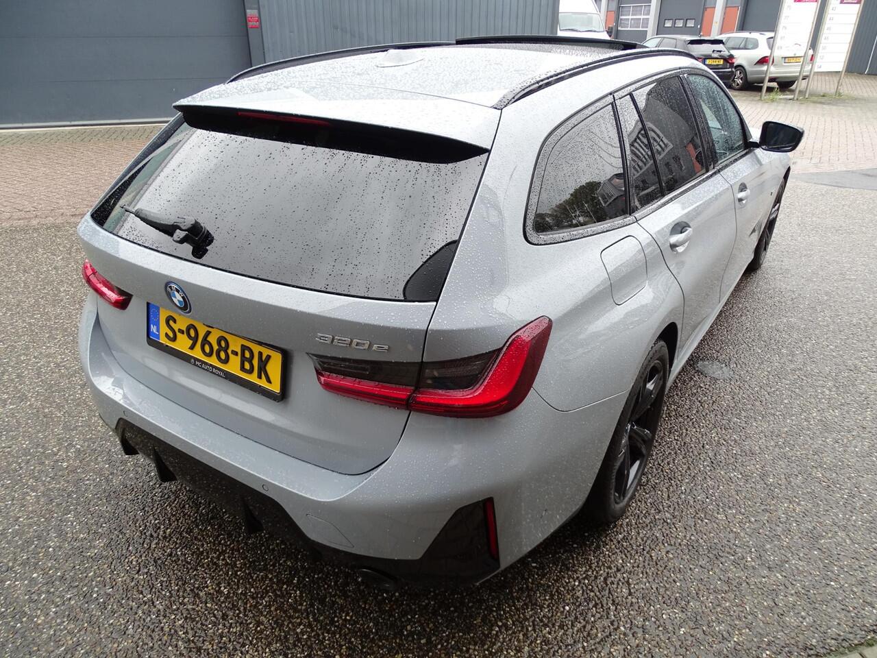 BMW 3-SERIE Touring 320e M-SPORT | PANORAMADAK| LEDER SPORT INTERIEUR| HEAD-UP DISPLAY| BORDENHERKENNING| DODE HOEK DETECTIE| HERMANKARDON | AIROC/ECC | CRUISECONTROLL | CAMERA | PARKEERSENSOREN |