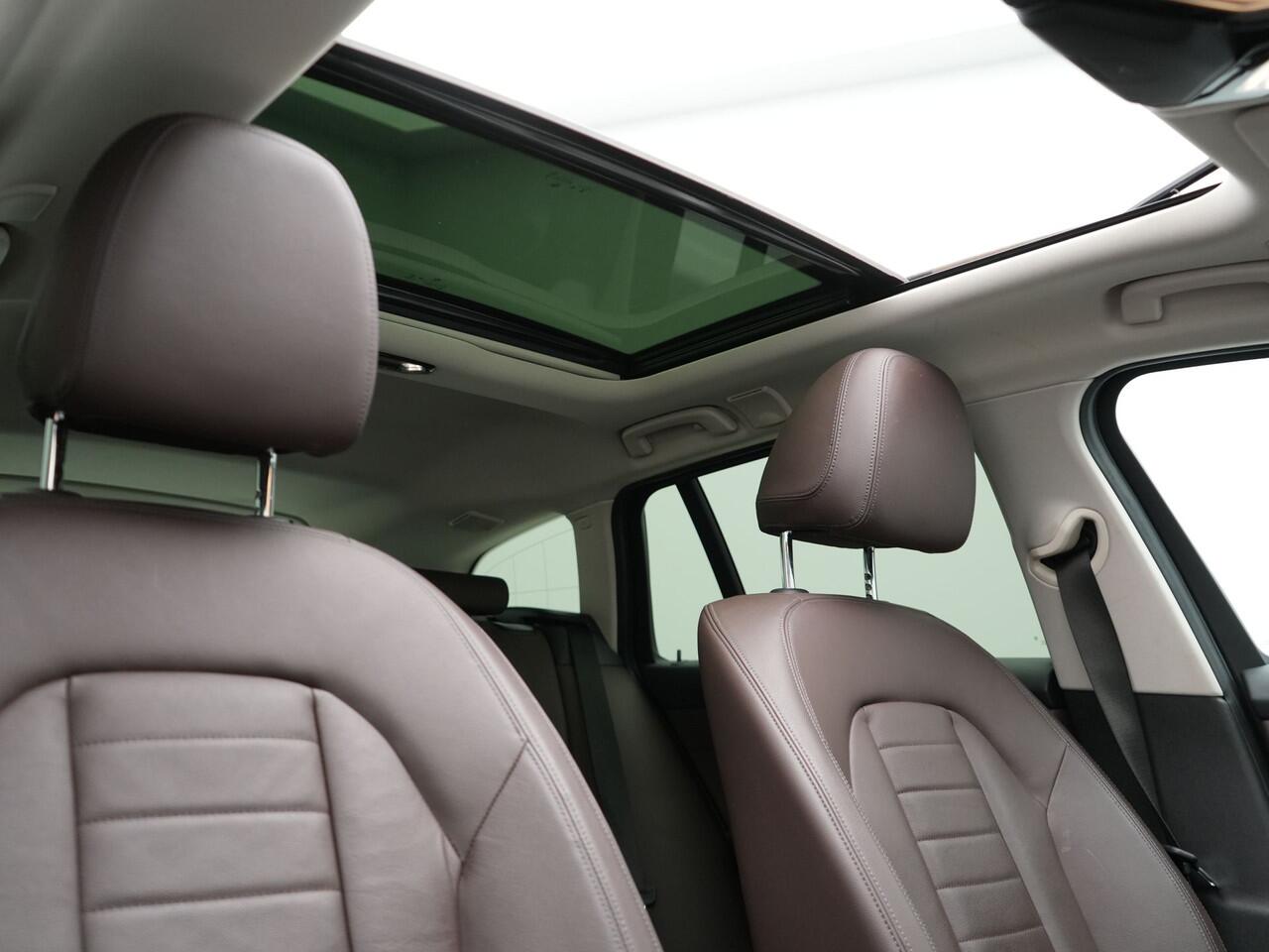 BMW 3-SERIE Touring 330e Plug In Hybrid 293pk Dealer O.H PHEV | Trekhaak Af Fabriek | Panodak | Head Up | Adaptive Cruise | Laser LED | Lederen Sportstoelen Memory & Verwarmd | Keyless | Blis | Apple Carplay | Stuur Verwarmd | Navigatie | DAB |