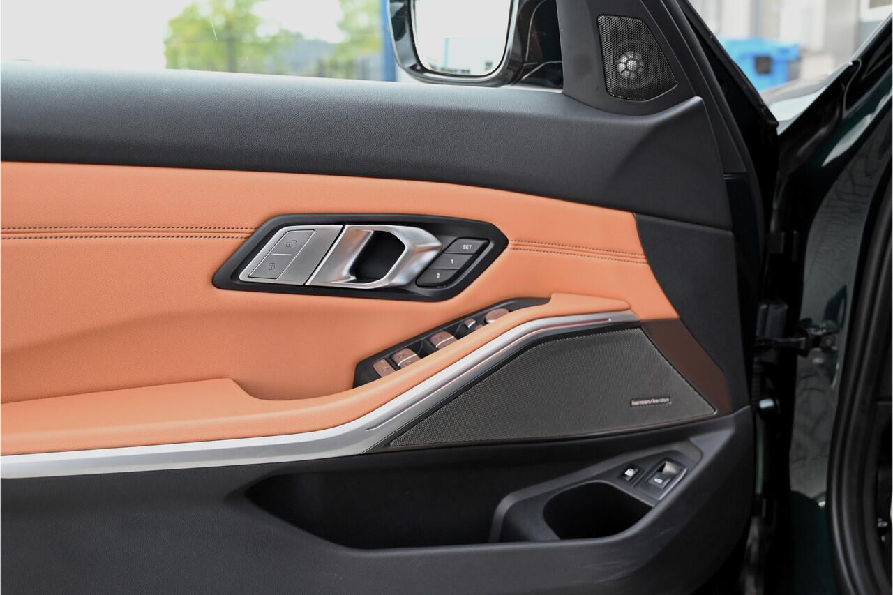 BMW 3-SERIE Touring 320e / M-SPORT / PANO / M-PERF SEATS / CARBON / HARMAN KARDON / MEMORY / HUD / OXFORDGREEN / 20"