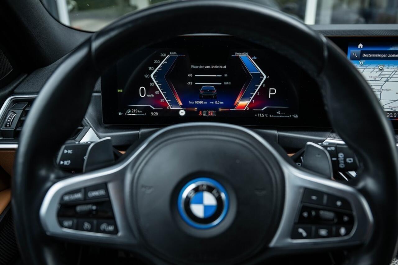 BMW 3-SERIE 330e xDrive M Sport | Shadow | Hifi | Leder | Stuurverwarming | 19' inch |