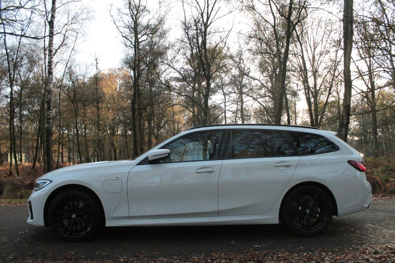 BMW 3-SERIE 330e xDrive M-sport | Laser | HUD | Pano | Blind