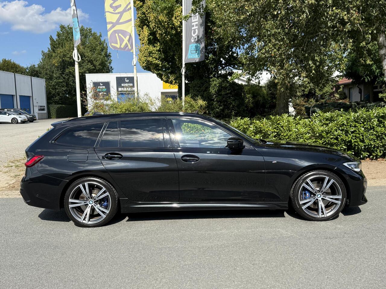 BMW 3-SERIE 330i Touring M-Sport 258PK ACCoPanooTrekhaakoLaser