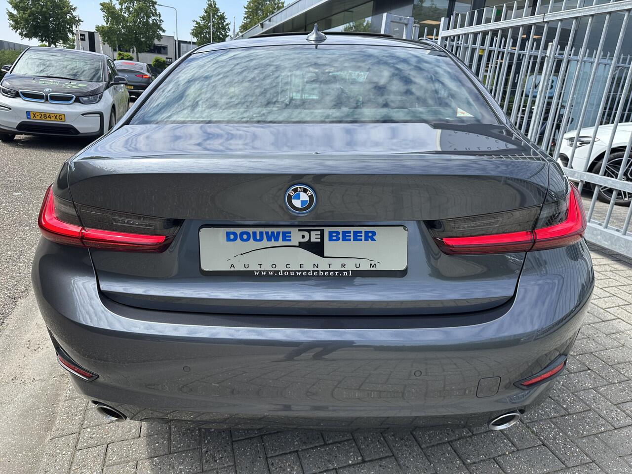 BMW 3-SERIE 330e Sportline 330 Schuifdak|Laser-LED |Leer|Stoelverw|HiFi