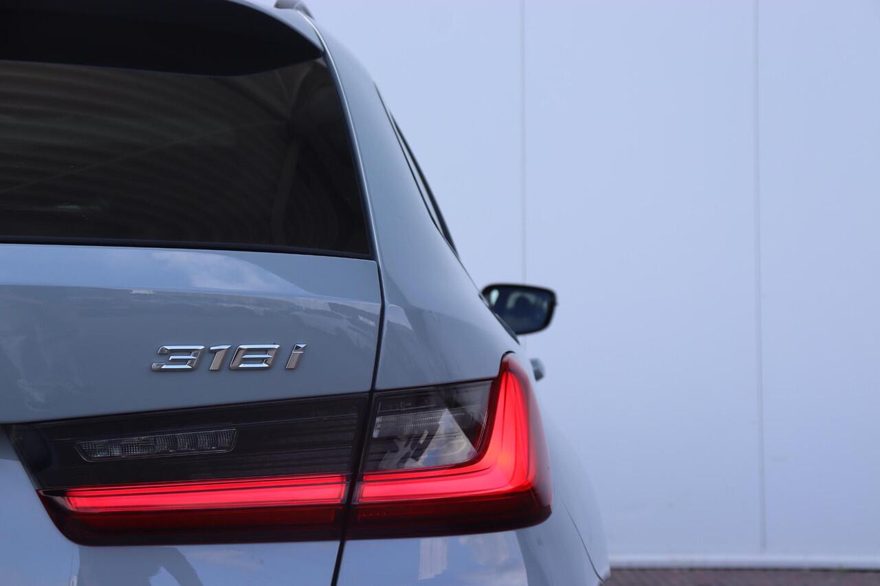 BMW 3-SERIE Touring 318i M Sportpakket/ 19 inch LMV/ panoramadak/ Sportstoelen/ Cruise Control/ HiFi/ Getint Glas/ Ambiance verlichting