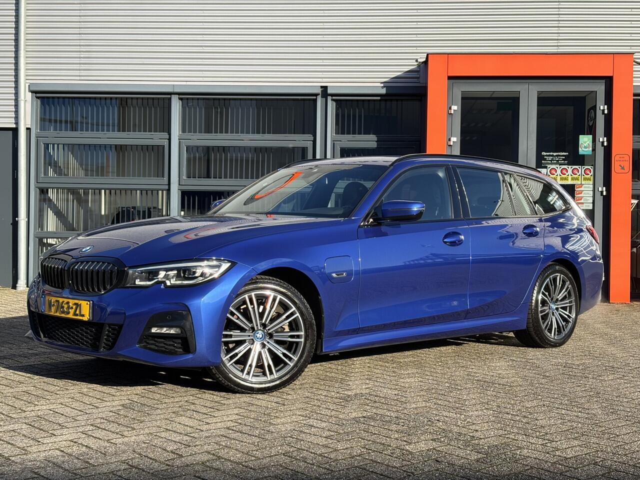 BMW 3-SERIE Touring /320e Business Edition Plus M Sport Pakket / Portimao Blau / Stoel & Stuurverwarming / Wegklapbare Trekhaak /